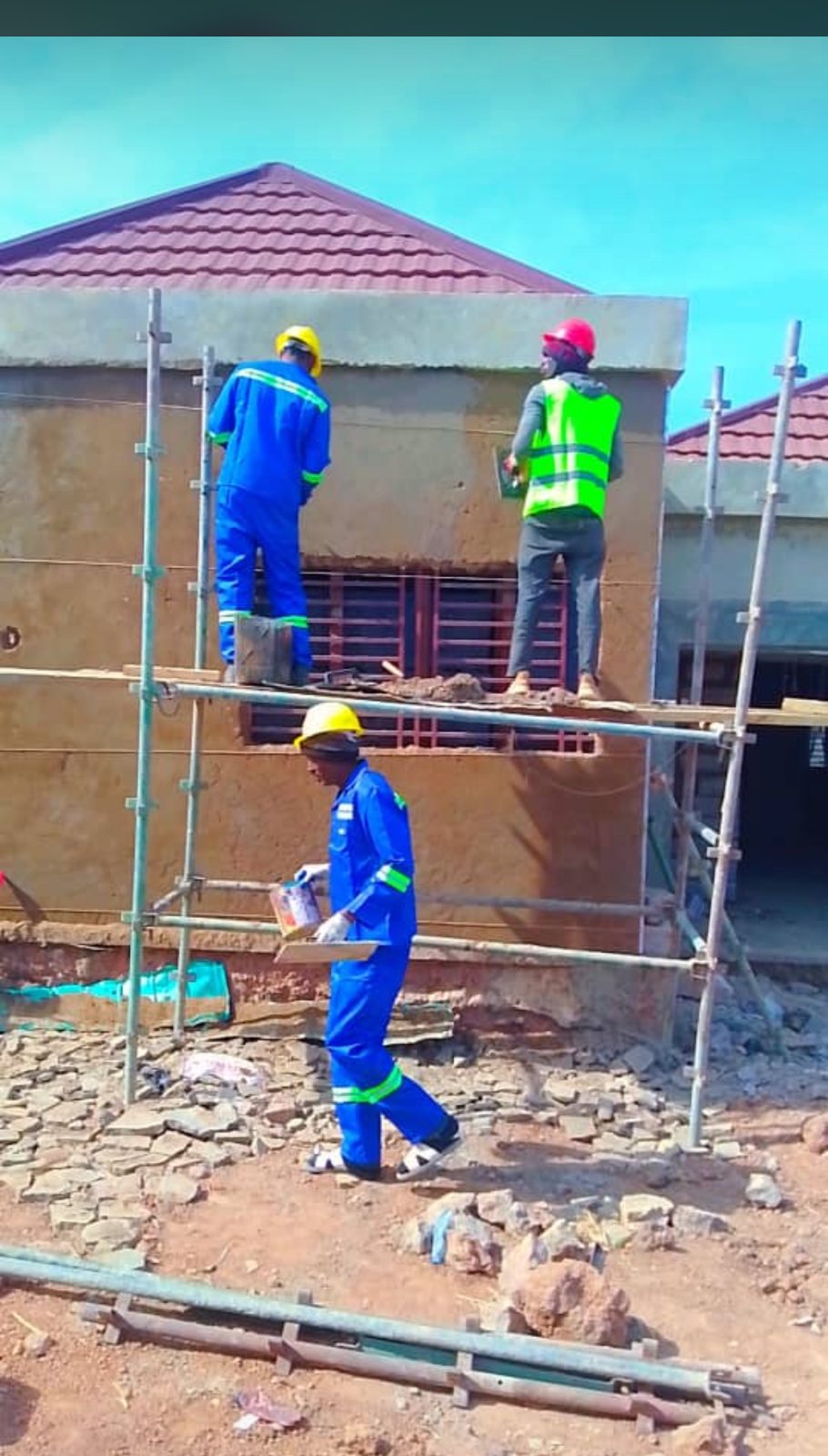 Ubuntu Groupe team performing façade plastering and finishing on a building renovation